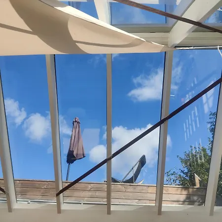 Anneks Pa Landet, Taet Pa Skov Og