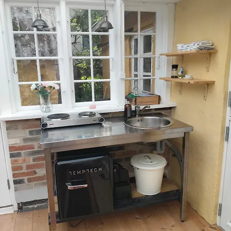 Anneks Pa Landet, Taet Pa Skov Og