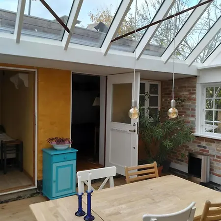 Anneks Pa Landet, Taet Pa Skov Og * Graested