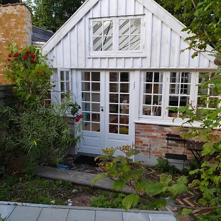 Anneks Pa Landet, Taet Pa Skov Og Проживание в семье