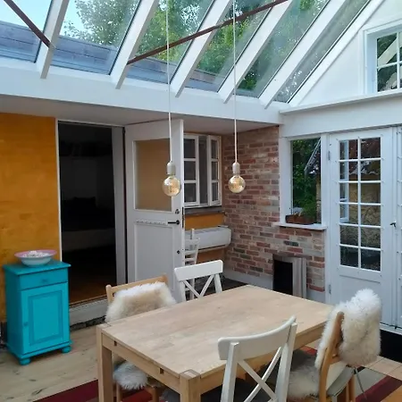 Anneks Pa Landet, Taet Pa Skov Og *