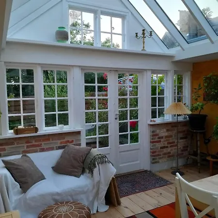 Anneks Pa Landet, Taet Pa Skov Og *