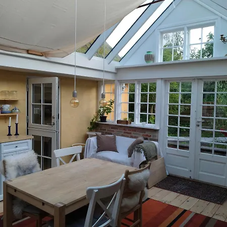 Anneks Pa Landet, Taet Pa Skov Og Проживание в семье