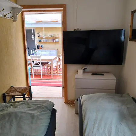 Anneks Pa Landet, Taet Pa Skov Og